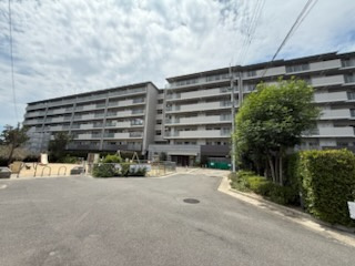 マンションのエントランス横に森ケ淵公園がありますので、お子様がいらっしゃるご家庭におすすめです。