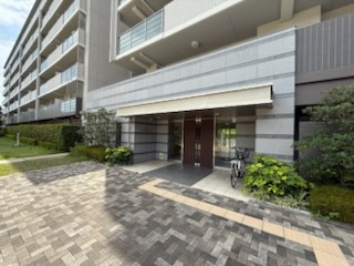 重厚感のあるエントランスです。
