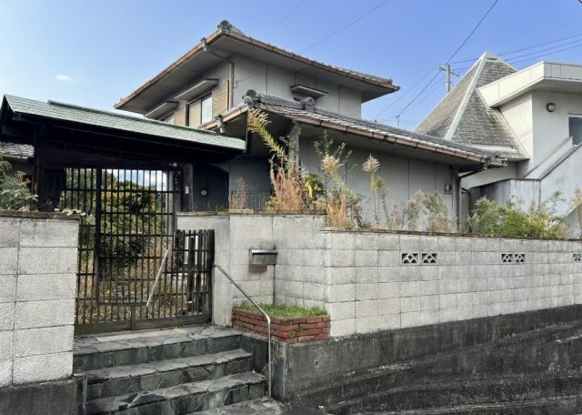 和風の門構えが趣を感じさせるアプローチ。石畳の階段や手すりも整備され、安全面にも配慮されています。周囲は落ち着いた住宅街で、プライベートな時間を大切にできる静かな住環境が整っています。