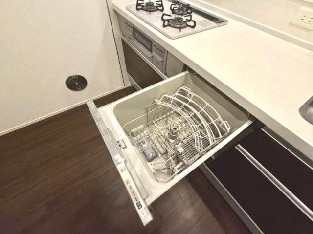 【食洗機】　手肌に優しく、家事の時短にもなる食洗機を完備。