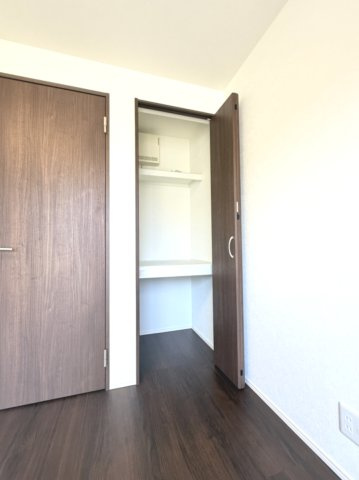 【納戸約5.7帖　収納？】　収納も備わり、暮らしやすい空間がデザインされています。