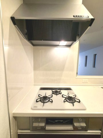 【3口コンロ】　3口コンロ、グリル付きでお料理のレパートリーも増えそうです。