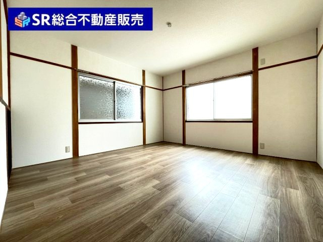 2階8.0帖洋室：個人のお部屋としても使いやすいです☆