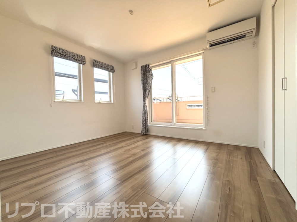 ゆったり7帖の洋室！小屋根裏収納付きで季節物やかさばる荷物を片付けられ、居室を有効活用できます！