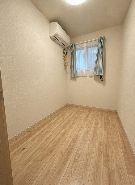 洋室(3.2帖)2部屋の間仕切り壁を取り払うことにより、1部屋としての利用も可能です。(別途工事費用が掛かります。)※画像内の家具・家電・植物・小物類は販売対象外です。