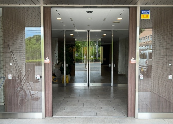 ラウンジは、マンションの共用スペースに椅子やテーブルなどを配置した利用者が寛げる空間です。屋内型ラウンジと屋外型ラウンジがあります。共用部分の管理状況と合わせて、詳細については現地でご確認ください。