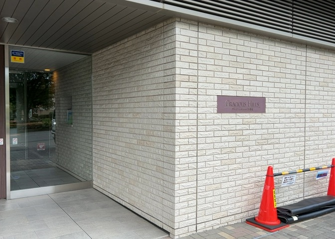 受付はマンションコンシェルジュがいる場合もあれば、管理人が滞在する小部屋を総称して呼ぶことがあります。主にエントランスに設置されていることから、防犯面でも期待ができます。防犯設備がない場合はより安心！