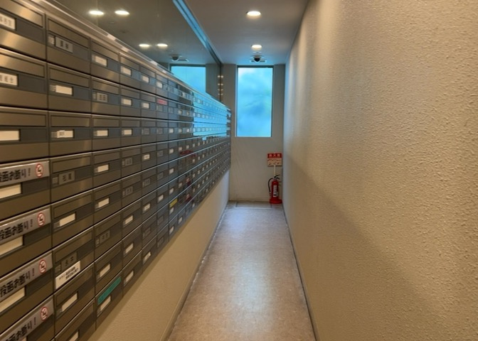 エントランス付近に設置されている集合ポストは、住んでいる部屋と離れているため、ポストをあさるなど誰かに何かされていても被害に気づきにくいです。入居する時には他人に特定されにくい番号で鍵をかけましょう！