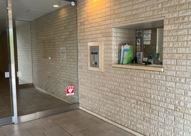 ロビーというと、エントランスと何がちがうの？と思いますよね。実はロビーとエントランスには明確な決まりはありません。物件によっては、エントランスを入って広がるある程度の広さのある空間がロビーとなります。