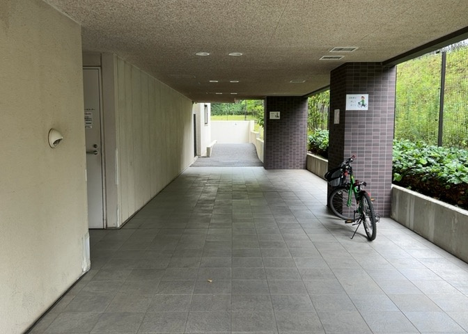 共用部分は、一棟の建物に住む区分所有者全員が共同で所有するとし、共用部分の管理、補修などは、区分所有者で形成される管理組合が行います。個人の判断で勝手に変更することはできませんので覚えておきましょう。
