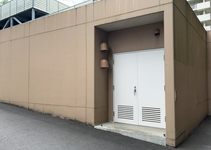 共有部分は、住民なら誰もが使える設備のこと。例えば駐車場やエレベーター、インターネット設備、セキュリティ設備などがあります。他にも、マンションの廊下・外部階段やエントランス・ゴミ置き場などがあります。
