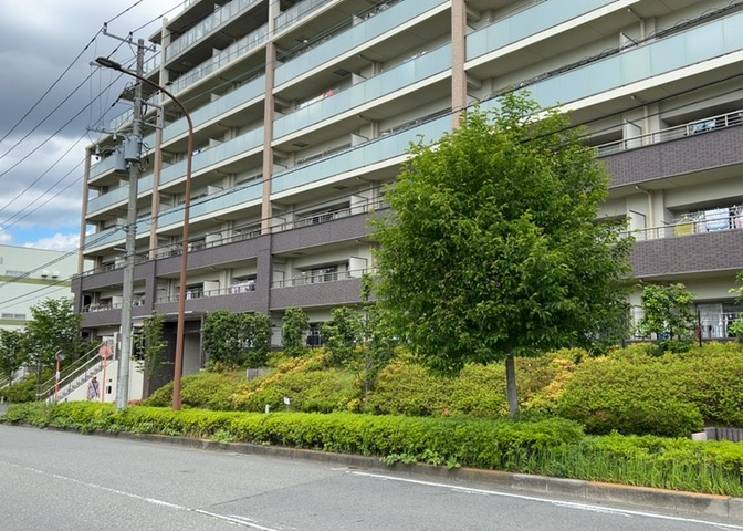 隣家の土地はどうなっているのか、生活利便施設が近くにあるのか、学校まで近いかなど、お客様のライフスタイルにあわせたイメージが重要です。また、近くにあると困る施設が近くにないかも確認するといいでしょう。