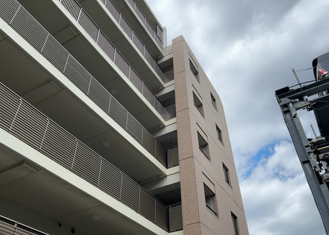 ＲＣ造、Reinforced　Concreteは直訳すると補強されたコンクリートです。主に柱や梁・床・壁が鉄筋とコンクリートで構成おり、鉄筋を組んだ型枠にコンクリートを流し込んで固めたものを指します。
