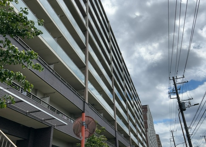 ＳＲＣ造は強度や耐震性の面でもRC造と比べて優れています。そのため、10階建以上の高層または超高層マンションなどの建築にも多く採用されています。柱や梁などのサイズが小さくても高い耐震性を確保できます。