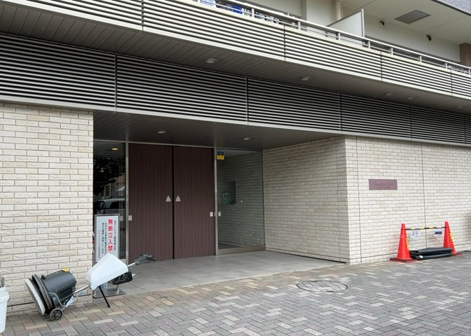 玄関は家の顔でもあり、家族以外の目にも止まる場所です。玄関は外との間を仕切る扉、靴などをしまっておく収納スペース、靴脱ぎのたたきスペース、来客とのやり取りをするドアホンなど複数のアイテムからなります。