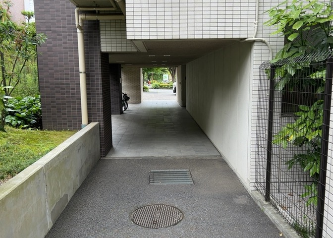 共用部分は、一棟の建物に住む区分所有者全員が共同で所有するとし、共用部分の管理、補修などは、区分所有者で形成される管理組合が行います。個人の判断で勝手に変更することはできませんので覚えておきましょう。
