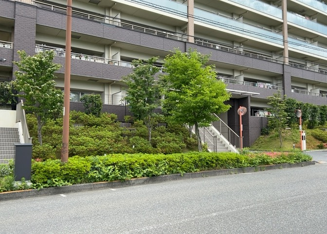 外観はマンション管理がされているかの目安になります。築年数が古いと、壁面は劣化してひび割れが生じることも！建物が古びていても細かいところが修繕されていると、きちんと管理されているなぁと感じるでしょう。