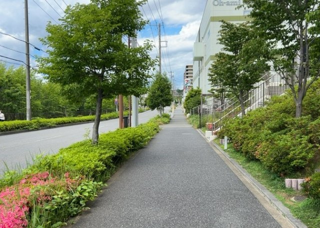 眺望の良さを楽しめるダイニングキッチンで家族団らんの時間を過ごしてはいかがでしょうか。バルコニーから見える景色を家族で眺める時間は、時間が経つのを忘れてしまいそうですね。是非、現地を見に行きましょう！