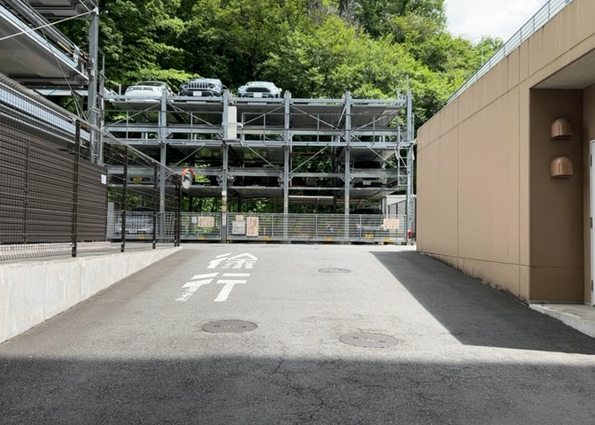 駐車場と明記されていても、最小スペースでつくられた駐車場だと大型車は駐車できなかったり、出入りしにくくなったりする可能性があります。お車のサイズと購入したい物件の駐車場のサイズを現地で確認しましょう。