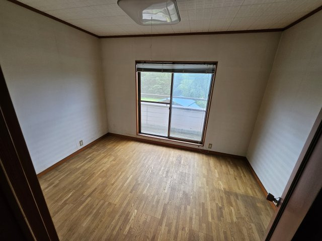 大きな窓から自然光が注ぐ明るい洋室！レイアウトしやすいシンプルな間取りで、子供部屋や書斎に最適です。