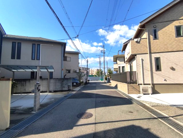 前面道路含む現地写真です