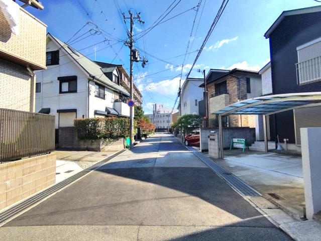 前面道路含む現地写真です