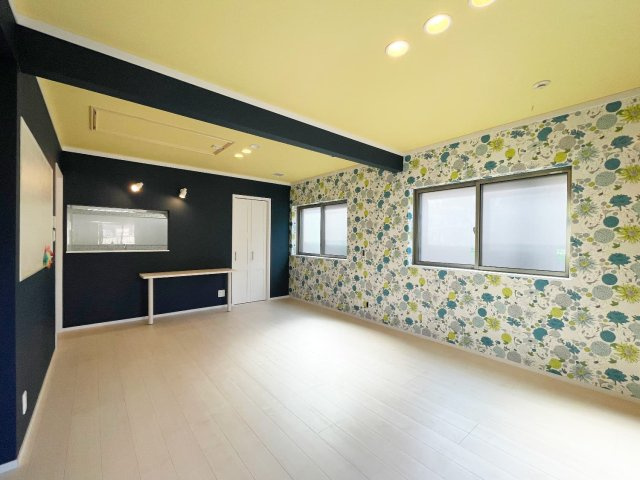 2階洋室約12.4帖　上部にロフトがございます。　リビングとしての利用もできます。
