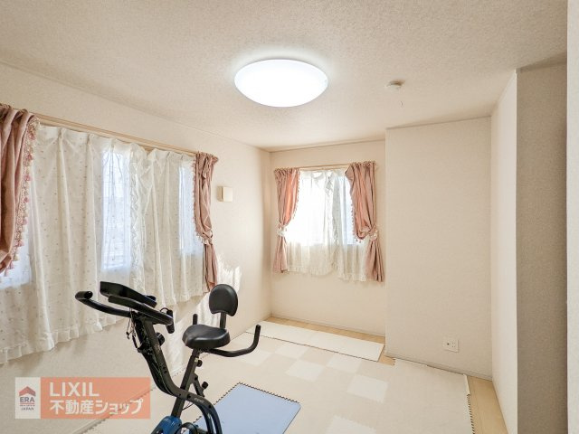 お子様の成長を見守るお部屋♪収納もついております。