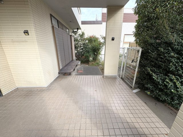 南側はゆとりのある庭部分です。　2025年11月撮影。