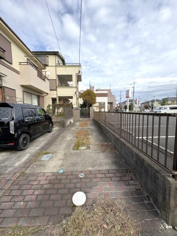 南側隣地の駐車場の為、陽当り良好です。　2025年11月撮影。