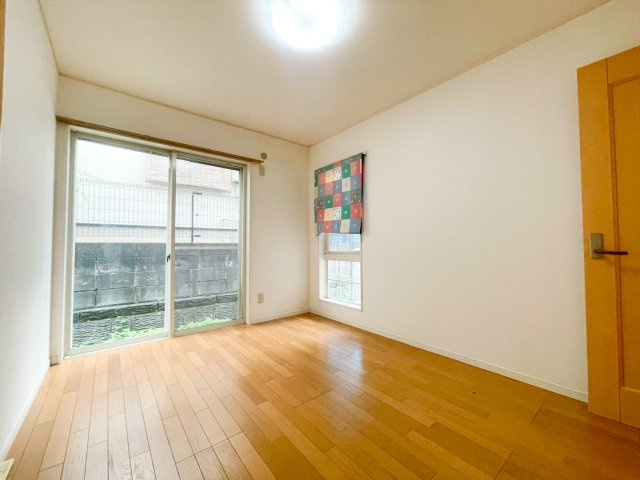 二面採光で明るい洋室です