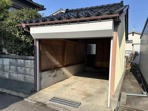 後方の車庫内部