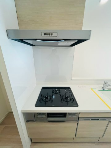 同時進行で調理ができる三口コンロ。