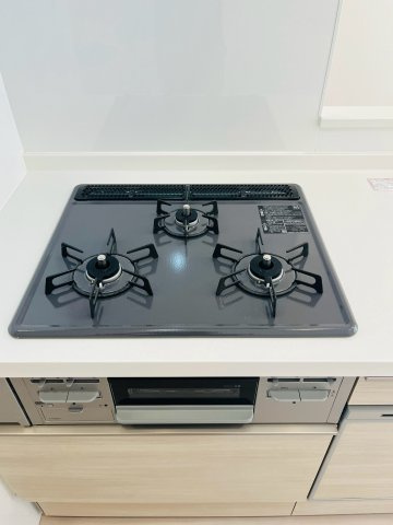 同時進行で調理ができる三口コンロ。