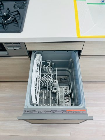 家事をしながらでもリビングを見渡せる対面式キッチン。キッチンに立っている時も、家族や友人の顔を見ながら会話ができます。