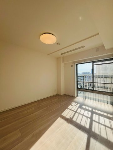 洋室（約6.0帖）：陽光が差し込む心地よいお部屋です。