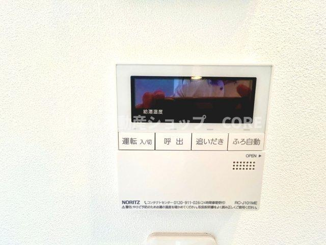 お風呂はボタンひとつで一定量の湯を浴槽に張ったり、保温や追い焚きをすることができる便利な機能付