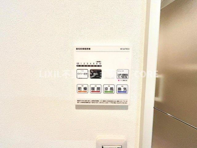 浴室乾燥機能で雨の日でも乾燥が可能。また、浴室内の湿気を排気し、カビの発生を抑えます。