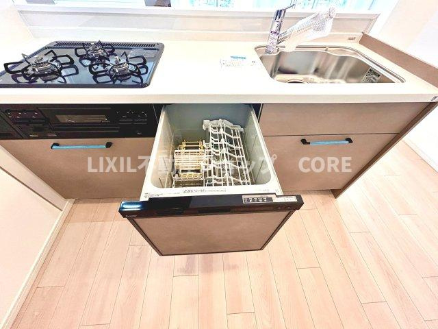 食器洗乾燥機付きで家族の食器もピカピカ。忙しい奥様には欠かせないアイテムのひとつ！！