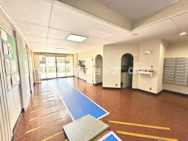 エントランスは毎日の行き帰りで使う大事な空間です。明るい開放的な空間を演出しております。