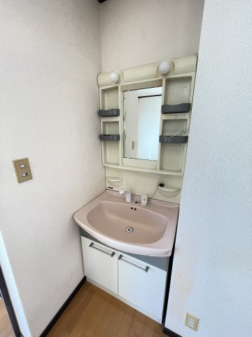 1階約6帖洋室には独立洗面台もございます。