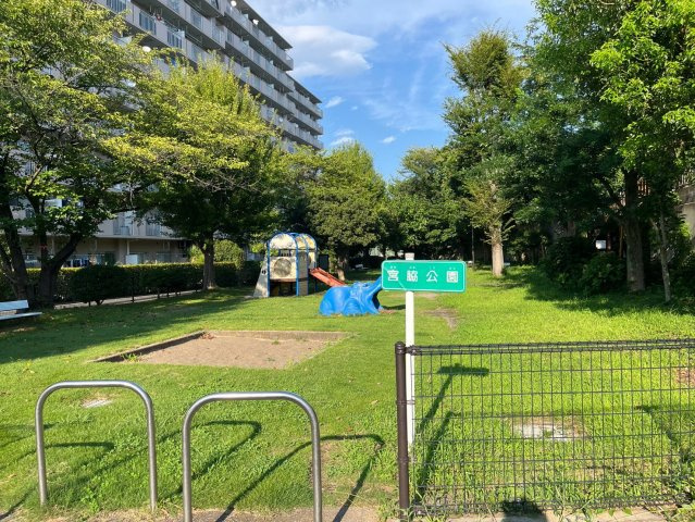 物件から50ｍ先に公園があります。