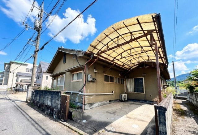 カーポート付きの駐車スペースを備えた一戸建てです。雨の日の乗り降りやお車の保護にも役立ちます。前面道路との高低差も少なく、車の出入りもしやすい配置。落ち着いた住宅街に位置しております。