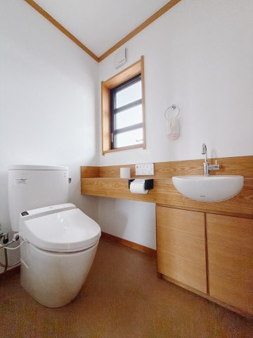 ■トイレ｜1階と2階にトイレがございます♪壁には小物を置けるスペースがあるのでトイレットペーパーのストックを置いておくのにも便利です♪写真などを飾ってもおしゃれですね♪