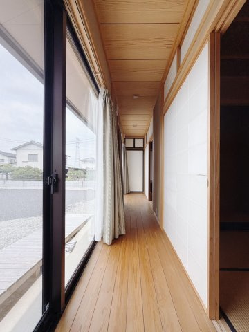 ■縁側｜日常に”ほっと一息”をプラスしてくれる縁側。四季を感じながら、ゆったりとした時間を楽しめる贅沢な空間です♪