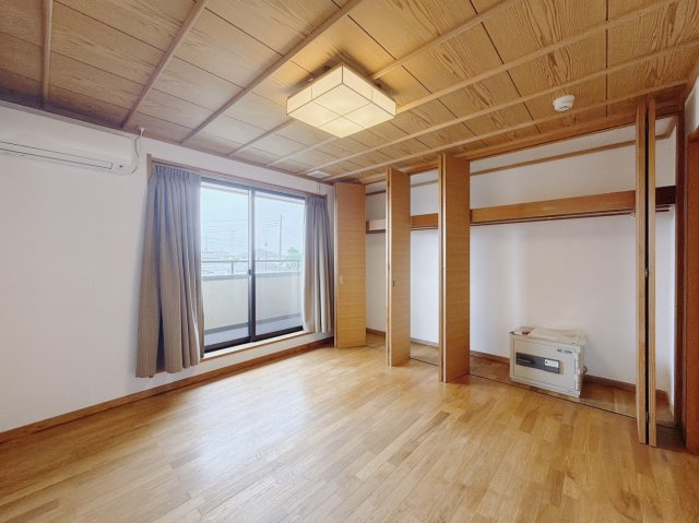 ■洋室｜ほっと安らぐ落ち着いたナチュラルな色合い。ウッドの質感でお部屋も心もやさしいぬくもりに包まれます。明るい日差しが降り注ぐお部屋に、居心地の良さを感じます♪