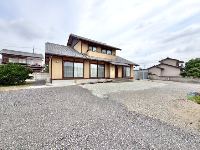 ■外観｜庭付き一戸建てならお子様やペットが走り回っても大丈夫！住宅街の中でも圧迫感が少なく、のびのびとした暮らしが叶う立地となっています♪