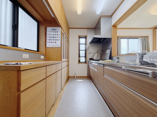 ■キッチン｜何かと散らかりがちなキッチン…備え付けのカップボードは嬉しいですね♪いつでもスッキリとお片付け上手に！！
