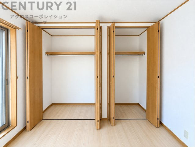 収納力のある大型クローゼットを備えた和室。衣類や季節物もすっきり整理でき、お部屋を広々と使えます。落ち着いた雰囲気で、寝室や客間、お子様の遊び場など多用途に活用できます。