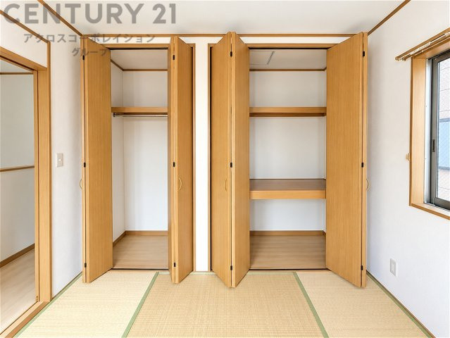 収納力のある大型クローゼットを備えた洋室。衣類や季節物もたっぷり収納でき、お部屋をすっきり広々とお使いいただけます。明るく清潔感のある室内で、快適な暮らしを実現します。
